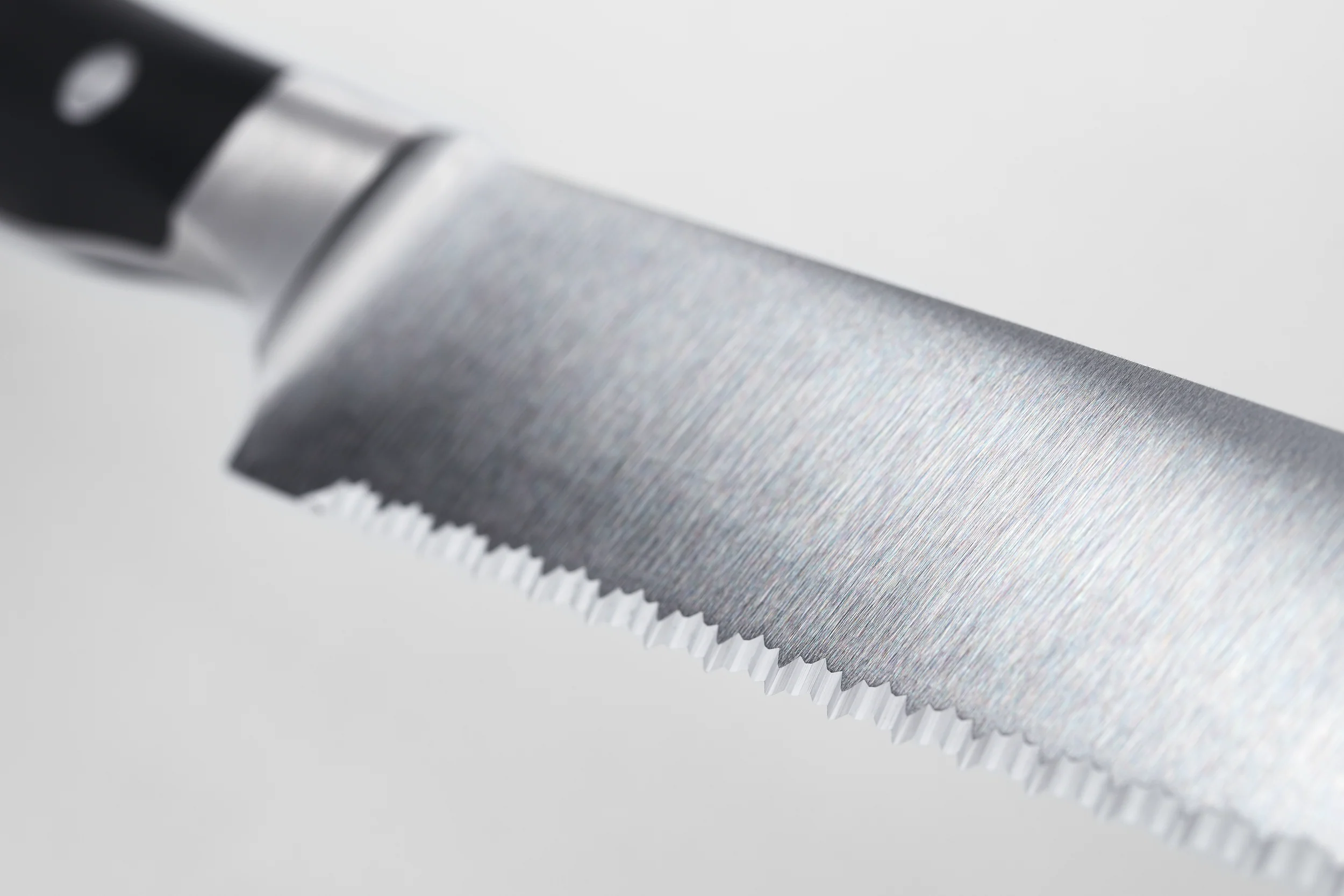 Classic Ikon 9" Precision Double-Serrated Bread Knife - Image 2